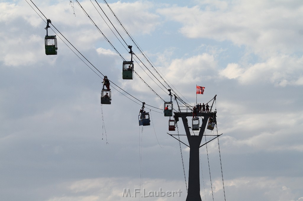 Koelner Seilbahn Gondel blieb haengen Koeln Linksrheinisch P562.JPG